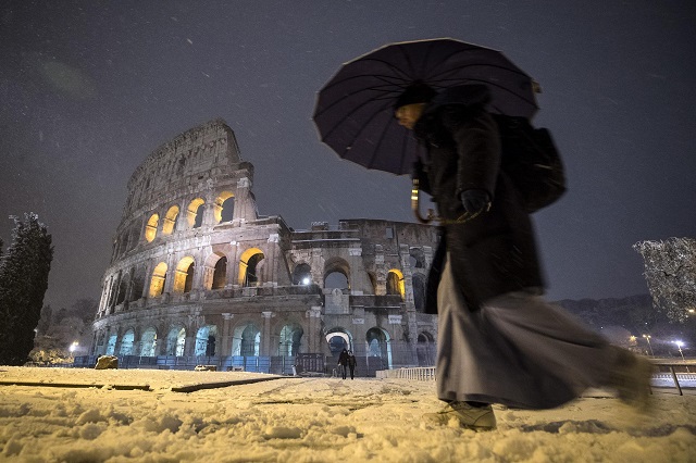 Историческо! Сняг в Неапол за пръв път от половин век (ВИДЕО+СНИМКИ)