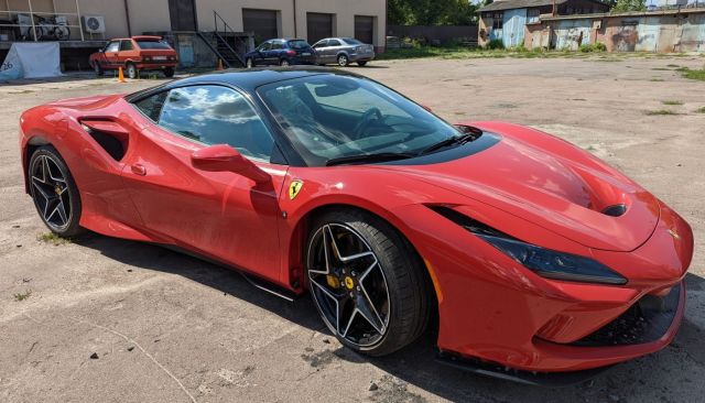 Въпреки войната украинците си купуват скъпи Ferrari-та