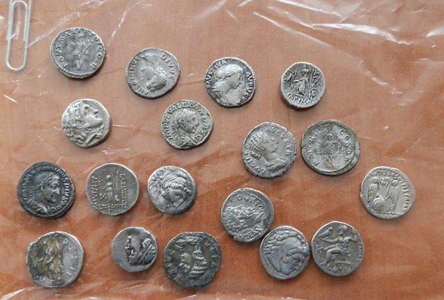 Митничари заловиха контрабандни монети (снимки)