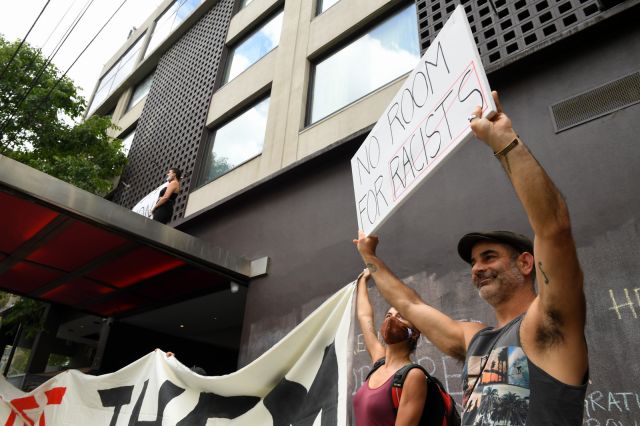 Сърби и фенове на Новак Джокович на протест пред хотела в Мелбърн