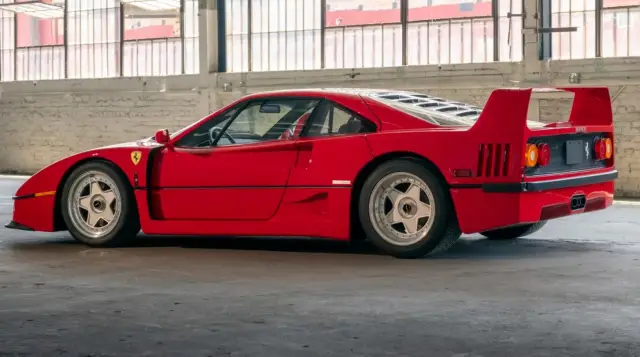 Легенда на търг: Истинска капсула на времето с герба на Ferrari и подписа на Лий Якока