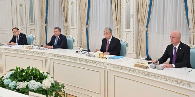 Президентът на Казахстан Касъм-Жомарт Токаев разговаря с председателя на Европейския съвет Шарл Мишел