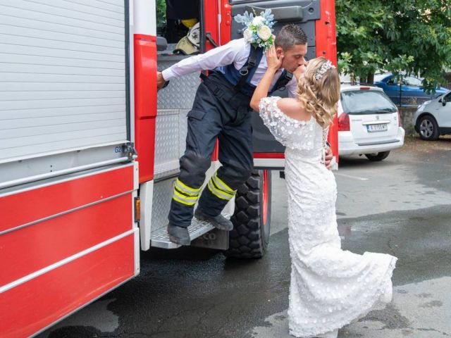 Пожарникар от Айтос отведе любимата си до олтара с противопожарния камион