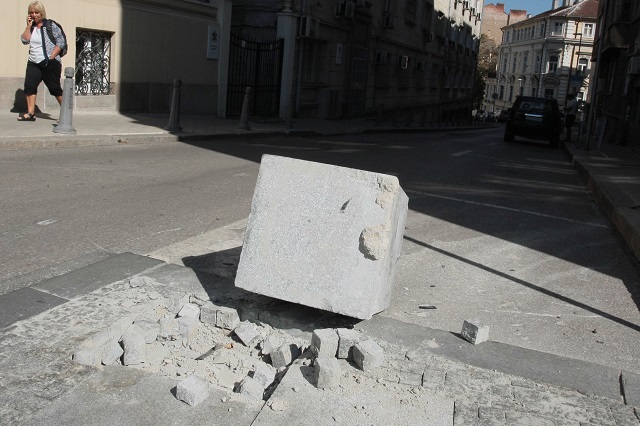 Шофьор изкърти бетонен ограничител в София СНИМКИ