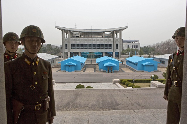Бягство от Северна Корея под дъжд от куршуми