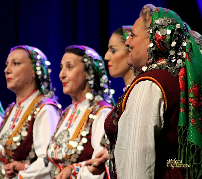 Блясъкът на българския фолклор (СНИМКИ)