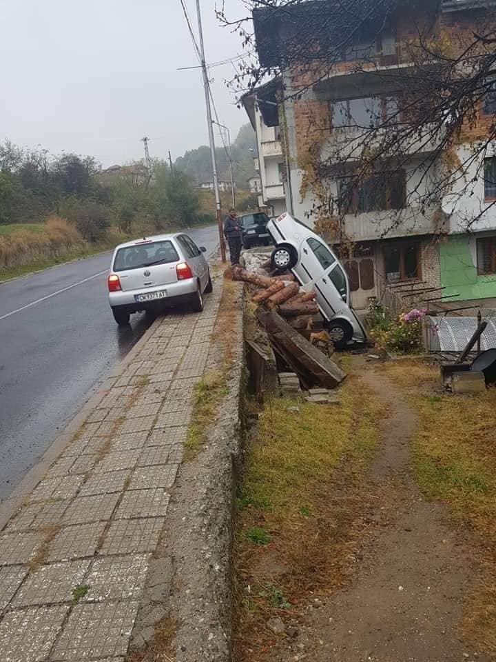 Кола се приземи в двор на къща в Смолян (СНИМКИ)