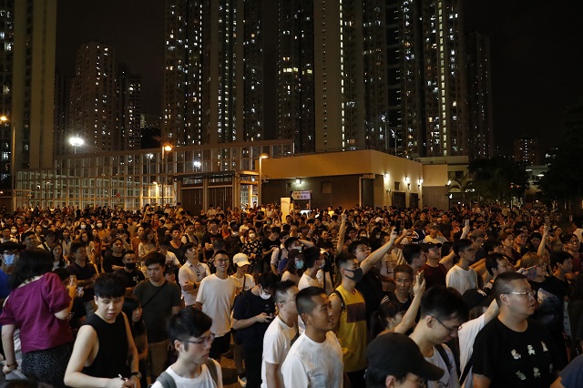 Гигантска победа за протестиращите! Хонконг - Пекин 1:0 (СНИМКИ)
