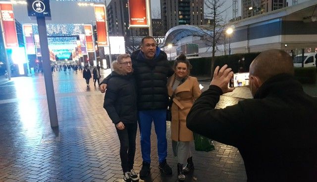  Кобрата е в положително здраве - разноски се из Лондон и се снима с почитатели (СНИМКИ) 