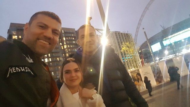  Кобрата е в положително здраве - разноски се из Лондон и се снима с почитатели (СНИМКИ) 