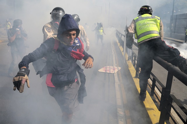 Венецуела на ръба! 200 хиляди на улицата (ВИДЕО+СНИМКИ)