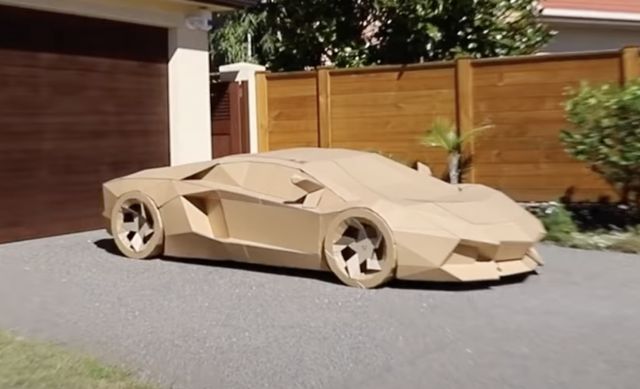Картонено Lamborghini Aventador се продаде за 10 хиляди долара (ВИДЕО)