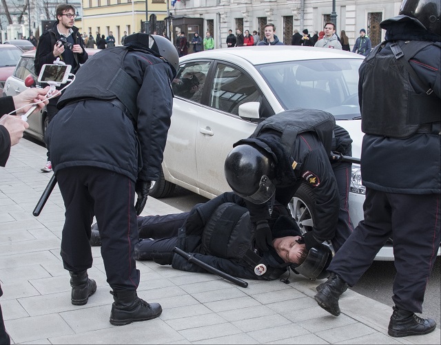 ЕС и САЩ осъдиха арестите в Русия (СНИМКИ)