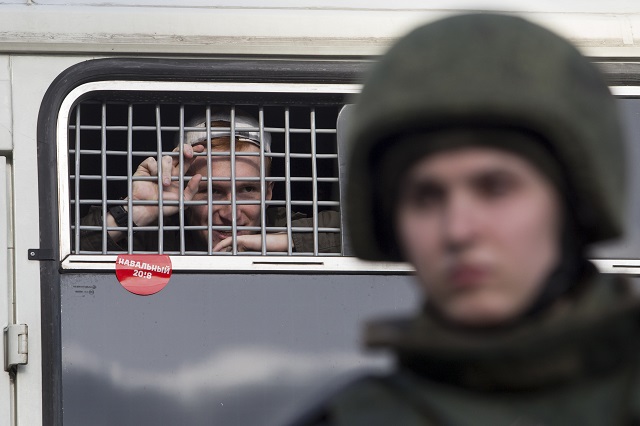 ЕС и САЩ осъдиха арестите в Русия (СНИМКИ)