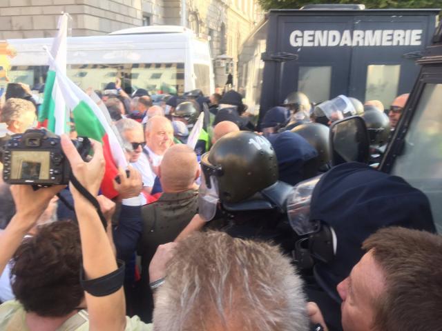 Първи арест на протеста днес (СНИМКИ + ВИДЕО)