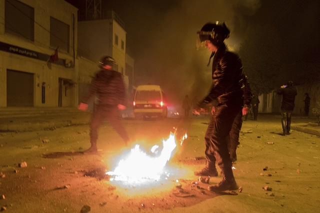 В Тунис намирисва на нова Арабска пролет (ВИДЕО+СНИМКИ)