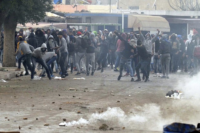 В Тунис намирисва на нова Арабска пролет (ВИДЕО+СНИМКИ)