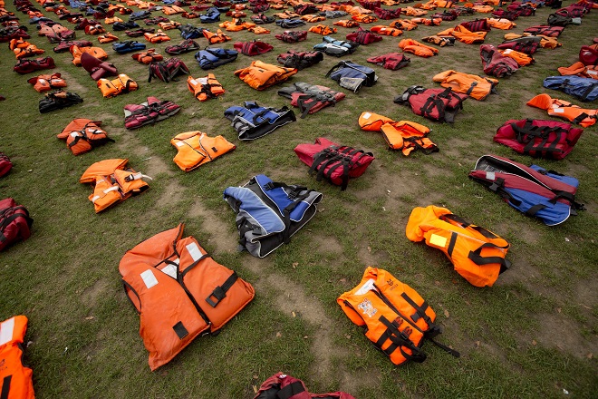 "Гробище на спасителните жилетки" пред британския парламент (снимки)