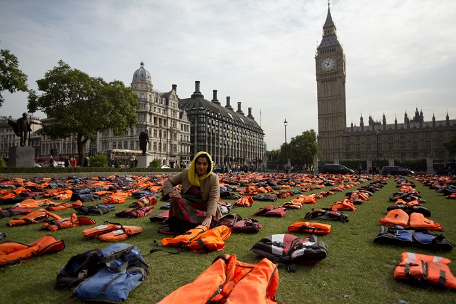 "Гробище на спасителните жилетки" пред британския парламент (снимки)