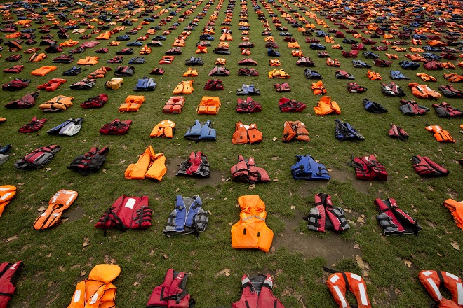 "Гробище на спасителните жилетки" пред британския парламент (снимки)