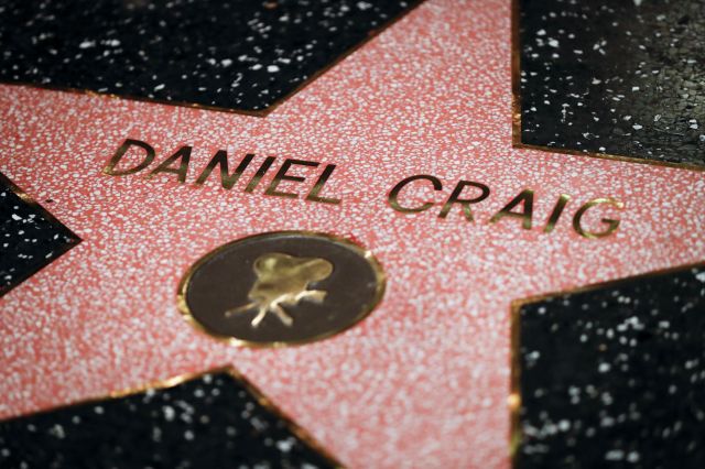  Даниел Крейг към този момент има звезда на бул. 