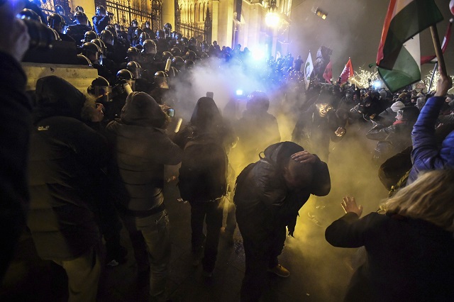 Бунт срещу реформа на Орбан (СНИМКИ)