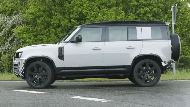 Land Rover следва утвърдената си стратегия и с новия Defender