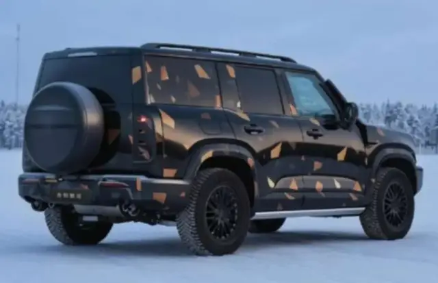 Галактически боен кораб от Geely се прицелва в култовите офроудъри Defender и Land Cruiser