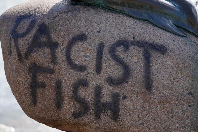 Написаха „расистка риба” върху статуята на Малката русалка