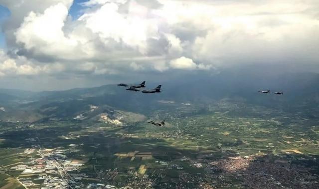 Гръцки F-16 съпроводиха американски бомбардировачи над Скопие