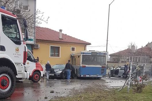 Градски автобус се вряза в къща във Варна, седем души са пострадали (СНИМКИ)