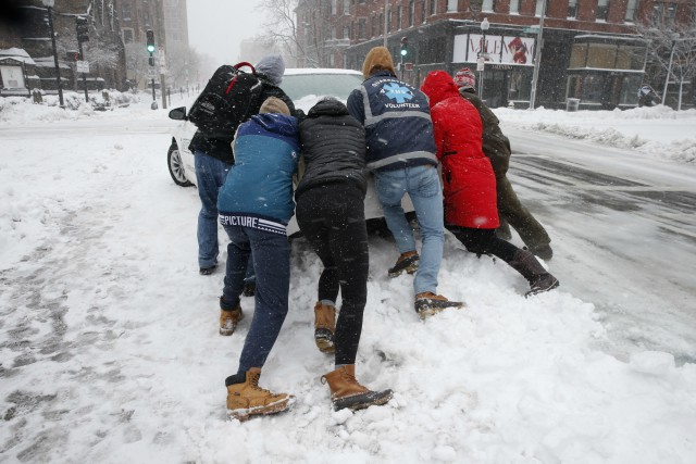 Снежна буря връхлетя Бостън (СНИМКИ)