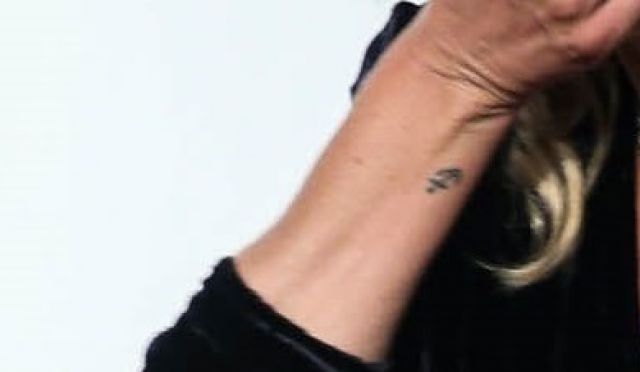 Кейт Мос с татуировка за 1 млн. евро на интимно място (СНИМКИ) | ФАКТИ.БГ Кейт Мос с татуировка за 1 млн. евро на интимно място (СНИМКИ)