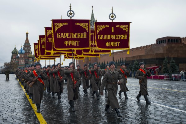 Грандиозна репетиция  за възстановката на парада за Октомврийската революция