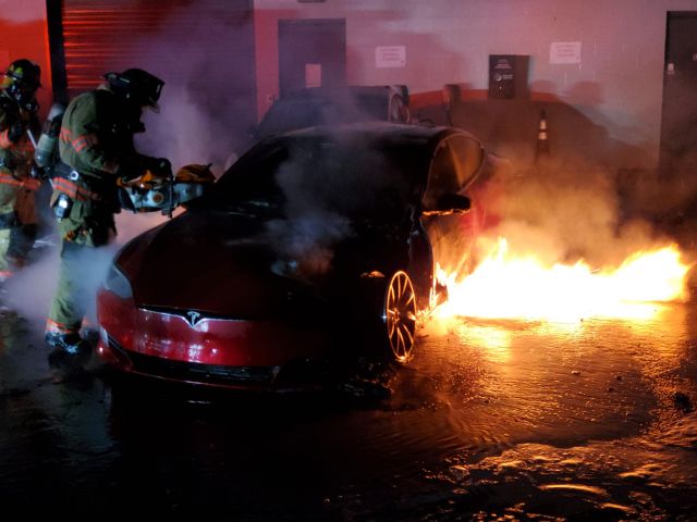 Tesla Model S се запали пред сервиз на марката