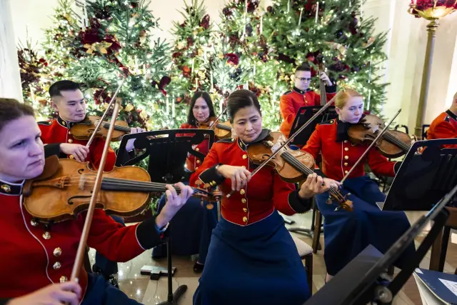 „Домът е там, където е сърцето“: Мелания Тръмп показа коледната украса на Белия дом (СНИМКИ)