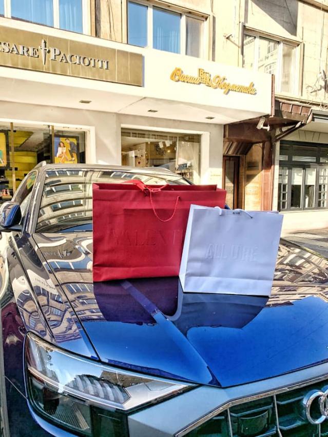  Деси Фотосесията се фука с нов звяр 