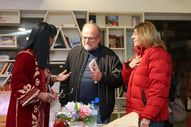  Премиерата на „ Цвете от патрони “ препълни „ Перото “ в НДК (ВИДЕО) 