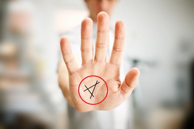  Ще се къпете в пари, в случай че имате този знак на ръката си (СНИМКА) 