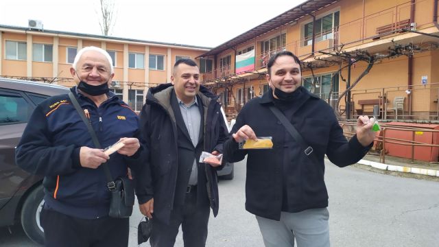 Областният лидер на ДПС направи дарение в Дома за възрастни в Кюстендил (СНИМКИ)