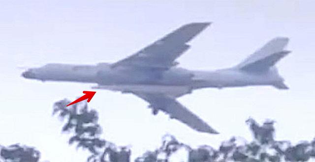 Заснеха китайски бомбардировач със загадъчна ракета 