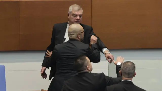 Отново бой в парламента! Депутати се обиждаха на п*д*раси и п*дофили СНИМКИ