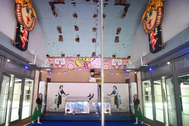 Банкси разпали темата за домашното насилие с нов графит (СНИМКИ)