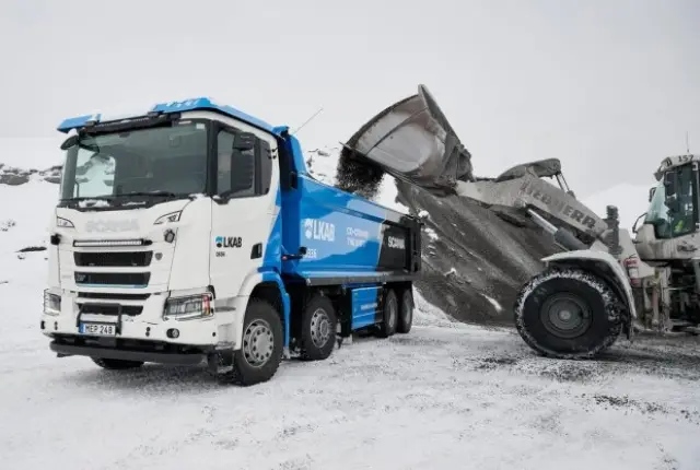 Scania presents an electric truck with two steerable front axles 