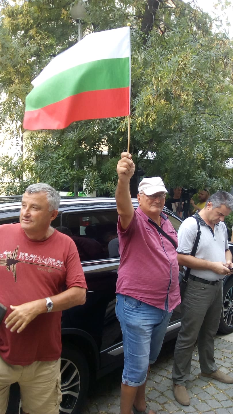 Първо във ФАКТИ: Протест пред изложбата, предизвикала напрежение с Москва СНИМКИ