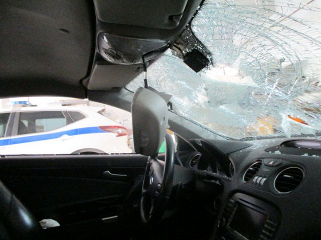 Полицай заби пикапа си в Mercedes-a на своя шеф (ВИДЕО)