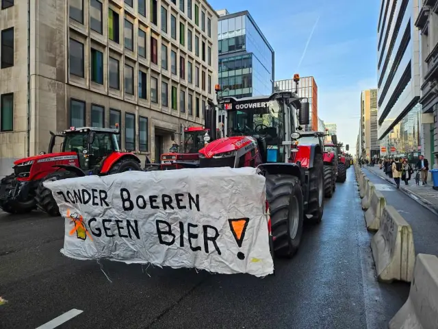 В Белгия: Протестиращи фермери  запалиха гуми пред главните сгради на европейските институции ВИДЕО+СНИМКИ