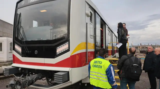 Показаха новите метровлакове (СНИМКИ)