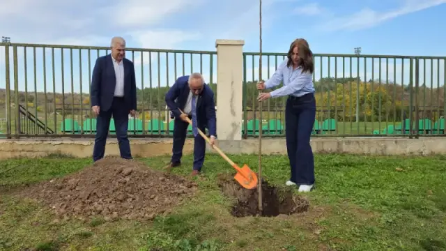 Камила на сцената на читалището в Тополовград 