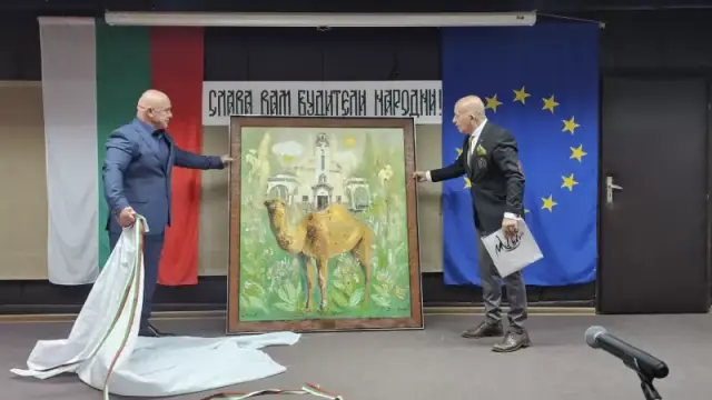 Камила на сцената на читалището в Тополовград 